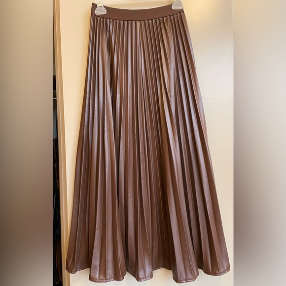 Long, brown, leather, pleated skirt - Picture 1 of 3